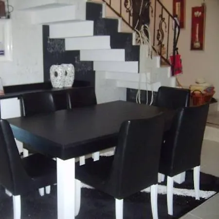 Rodeo Drive Luxury Holiday House וילה